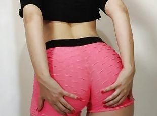 Chica caliente mostrando su coño en micro shorts