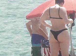 Milky-skinned MILF beach voyeur video