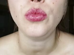 mon gloss  lvres glisse sur ma bouche