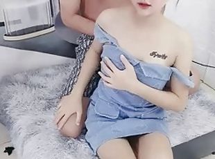 I had passionate sex with my little brother and showed my wolf friends a live broadcast in China. I let my little brother suck my breasts and play ...