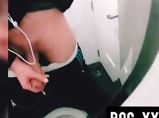 CHICO CALIENTE EXHIBE SU GRAN PENE EN BAÑO PÚBLICO