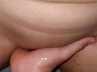 Finger fucking her pussy until she squirts????????