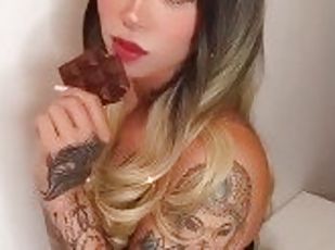 Você gosta de chocolate com leite? Eu amo gozo quentinho! - Sexdoll 520