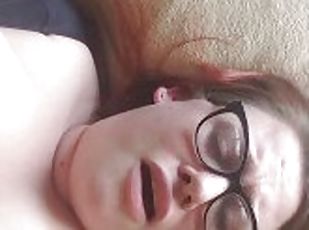 gros-nichons, lunettes, masturbation, mamelons, orgasme, belle-femme-ronde, sale, ejaculation, naturel, seins