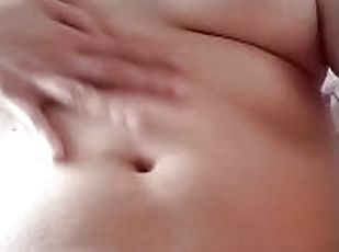 Colegial ecxitada masturbándose orgasmo y orinada