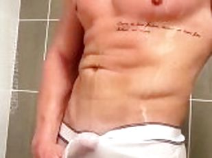 banhos, pénis-grande, gay, chuveiro, sozinho, musculado, molhado, tatuagem, pénis