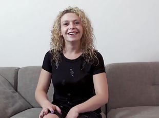 Casting Leila horny curly hair blonde