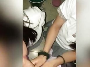 Dos Amigas Colegialas Chupando Verga en el Colegio Escondidas en el cuarto del conserje! #1