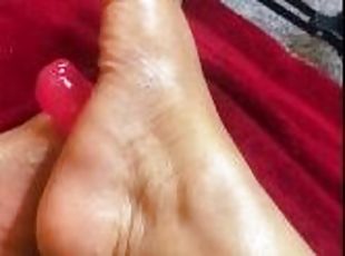 Cum on my feet .? Full 6 mins available on onlyfans/prettyassravia