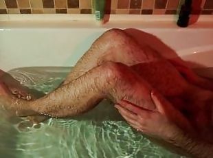 bagno, vulve-pelose, urina, rapporti-anali, gay, seghe, massaggi, masturazione-con-dita, piedi, pov