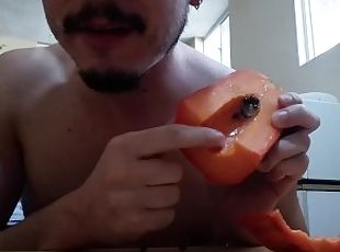 Hombre se coge una papaya, se corre sobre ella y se la come