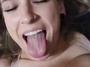 gros-nichons, énorme, ejaculation-sur-le-corps, milf, sur-le-visage, ejaculation, brunette, tatouage, bite