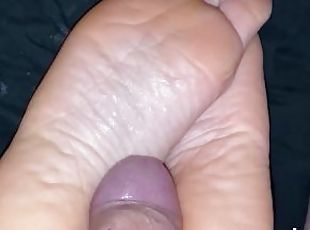 énorme, masturbation, ejaculation-sur-le-corps, milf, compilation, pieds, ejaculation, pute, branlette-avec-les-pieds