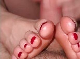 Footjob und Handjob endet mit einem Massiven Cumshot auf ihre süßen Füße ????????