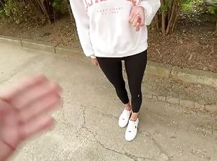 cul, masturbation, public, pieds, bas, bout-a-bout, fétiche, branlette-avec-les-pieds, blanc, brunette