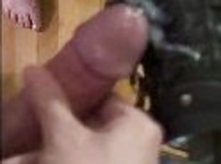 masturbation, amateur, latina, pieds, point-de-vue, ejaculation, fétiche, branlette-avec-les-pieds, talons-hauts, cuir